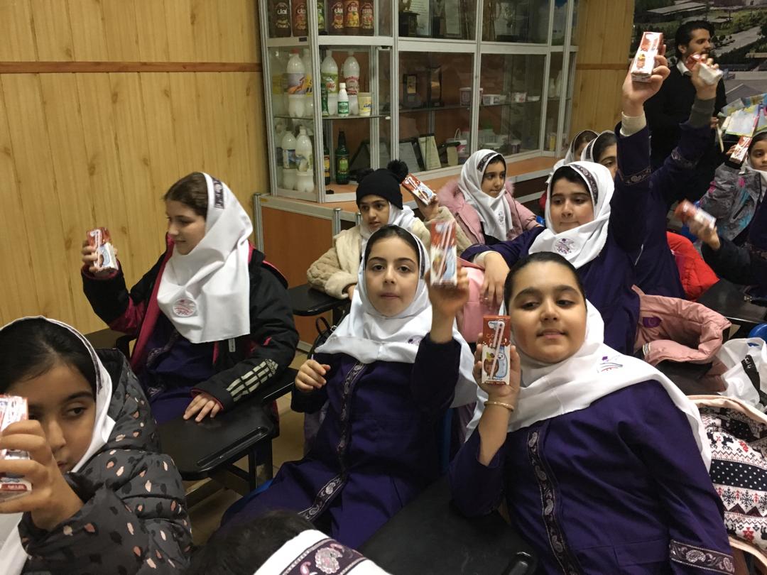 بازديد دانش آموزان پایه سوم و چهارم دبستان باران اندیشه از كارخانه توليد شير پگاه گيلان